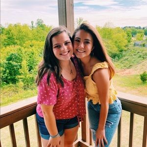 Meet your Posher, Avery and caitlin